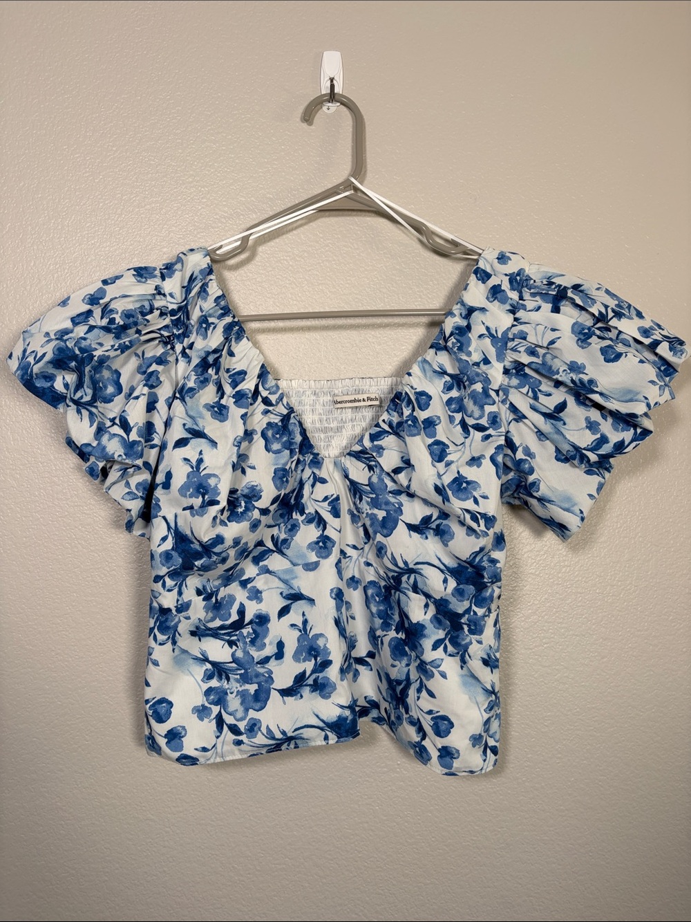 Abercrombie Puff Sleeve V Neck Blouse in White/Blue Floral - L